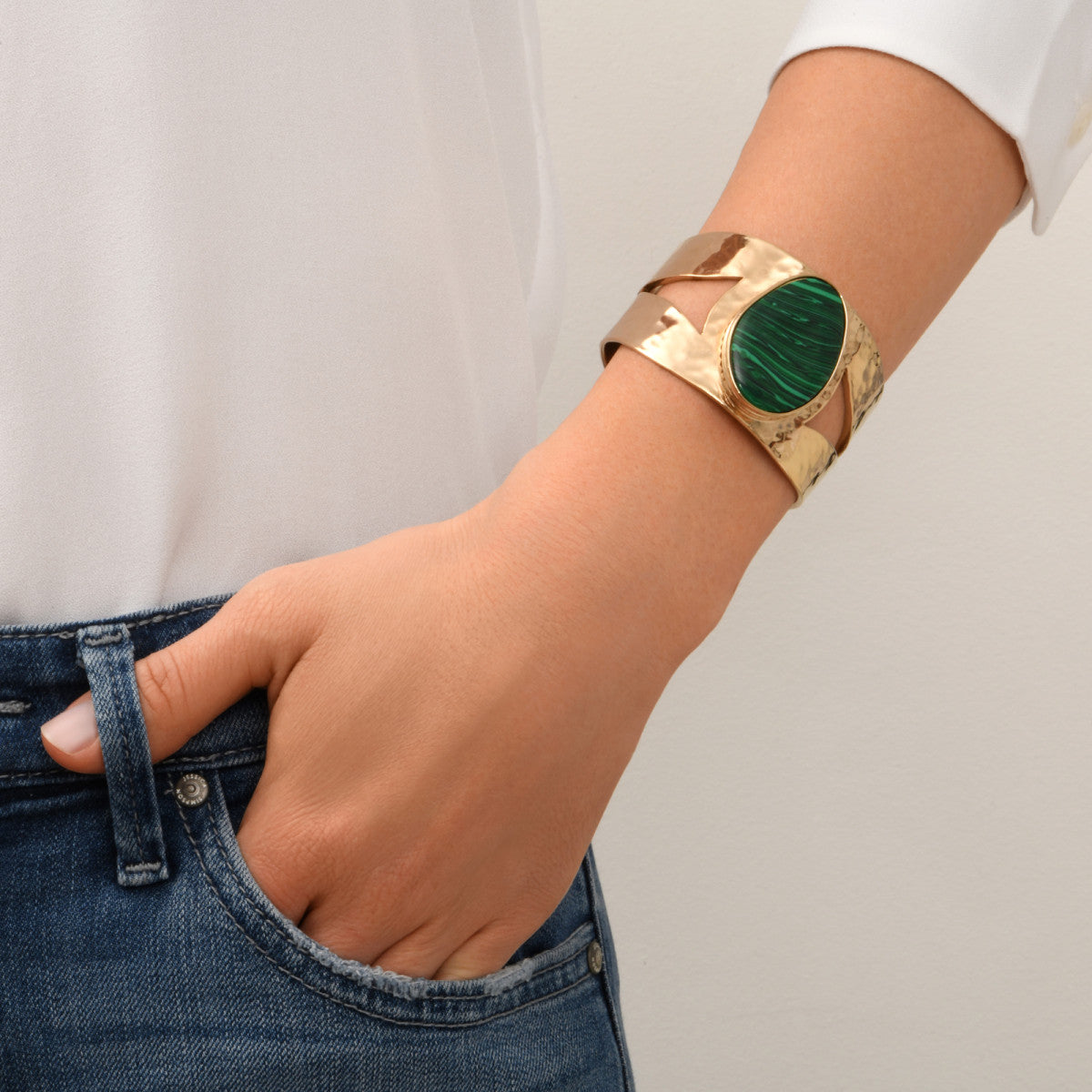 Manchette large ajustable Noto en métal doré ciselé et cabochon malachite - vert Vert