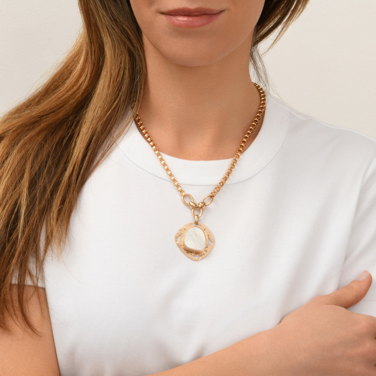 Collier réglable Noto en métal doré martelé et cabochon de nacre - blanc Nacre