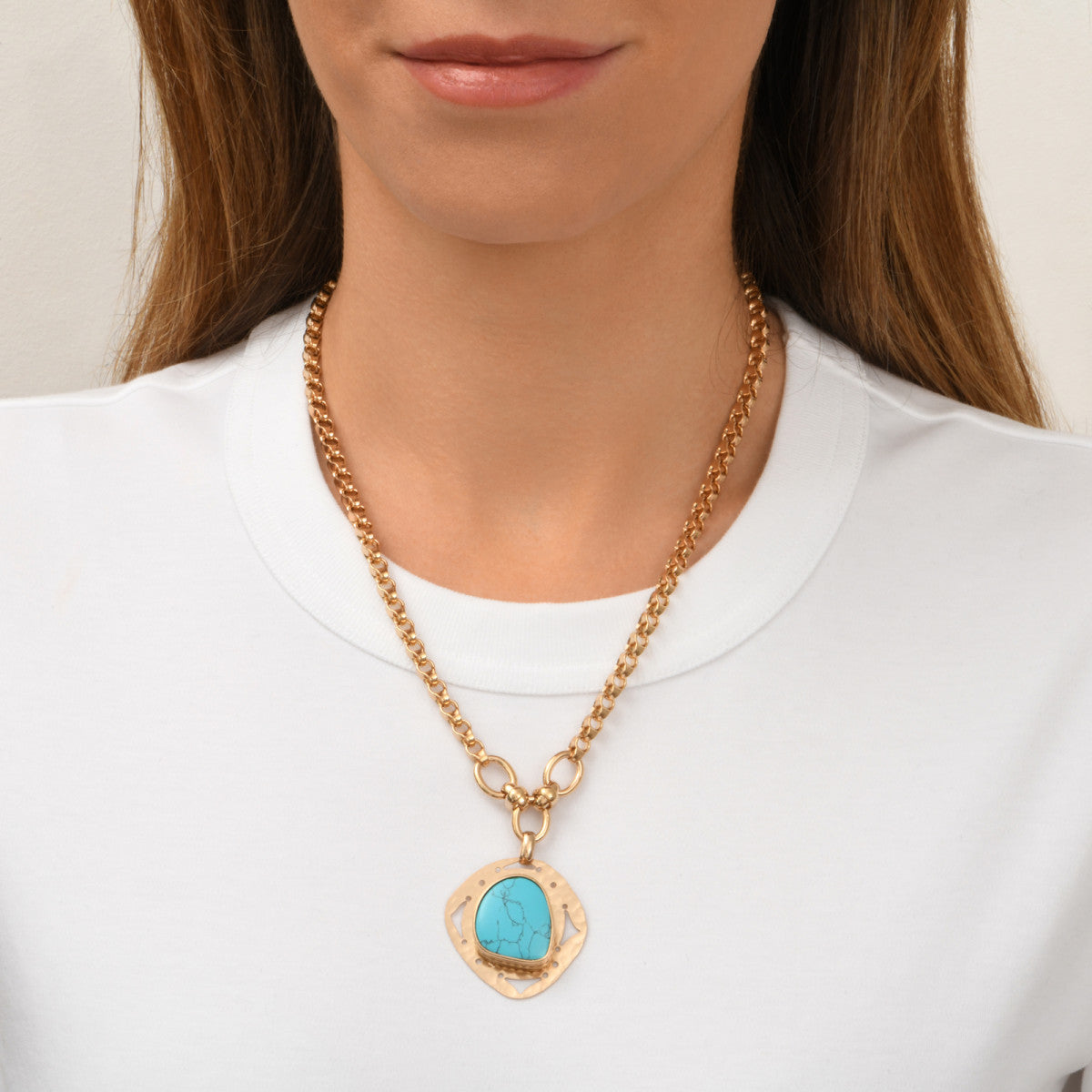 Collier réglable Noto en métal doré martelé et cabochon turquoise - bleu Turquoise