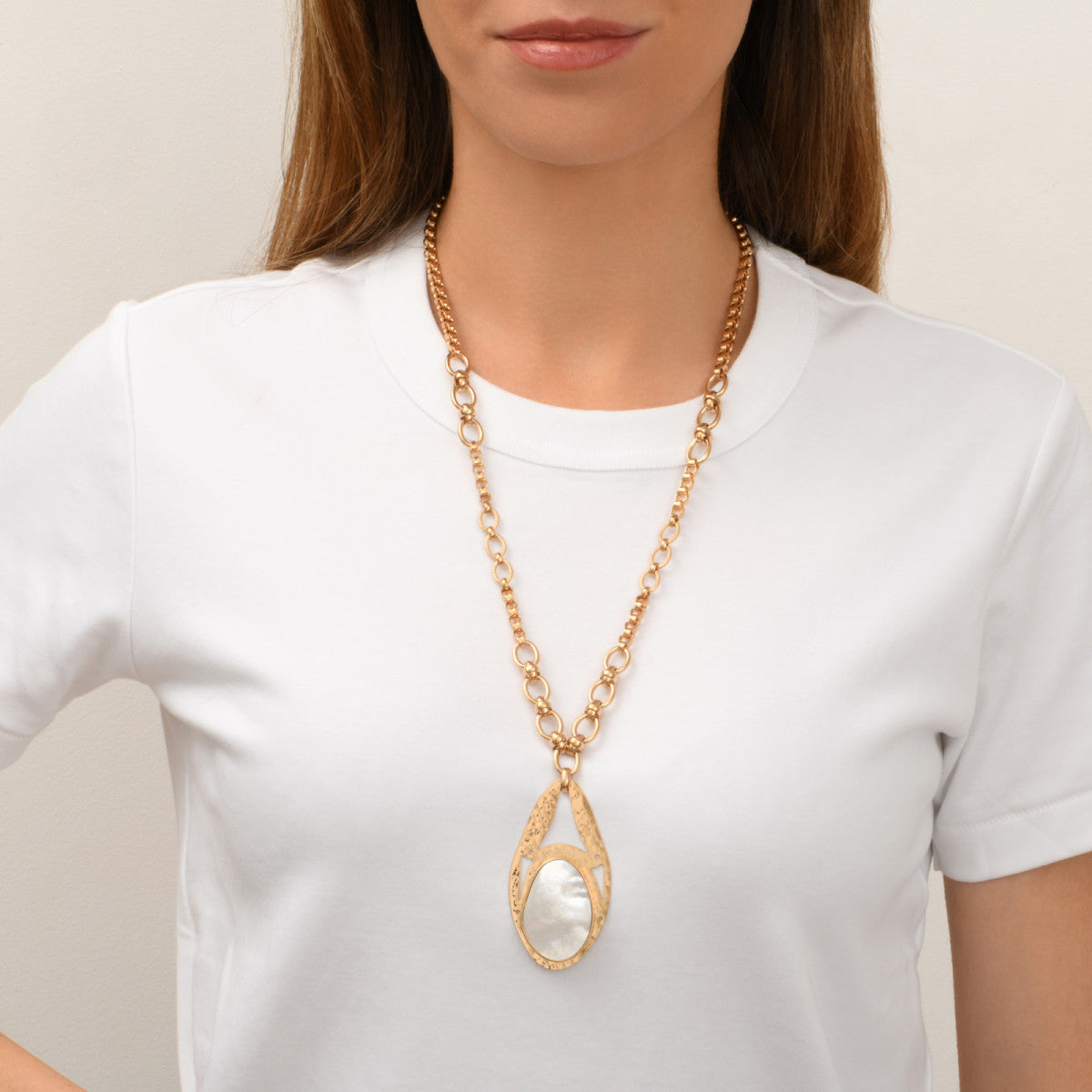 Collier réglable Noto en métal doré ciselé et cabochon de nacre - blanc Nacre
