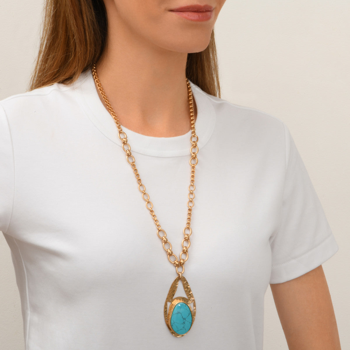 Collier réglable Noto en métal doré ciselé et cabochon turquoise - bleu Turquoise