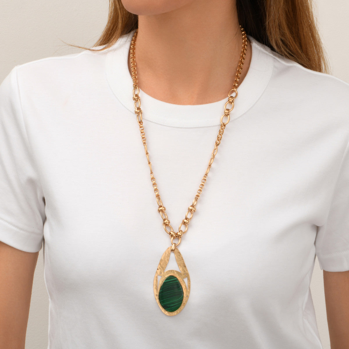Collier réglable Noto en métal doré ciselé et cabochon malachite - vert Vert