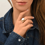 Bague large Noto taille M en métal doré ciselé cabochon nacre - blanc Nacre