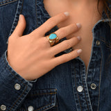 Bague large Noto taille M en métal doré ciselé cabochon turquoise - bleu Turquoise