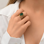 Bague large Noto taille M en métal doré ciselé cabochon malachite - vert Vert