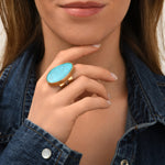 Bague large Noto taille M en métal doré et cabochon turquoise - bleu Turquoise