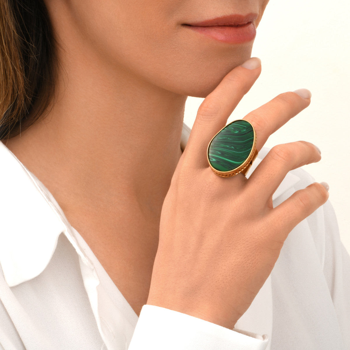 Bague large Noto taille M en métal doré et cabochon malachite - vert Vert