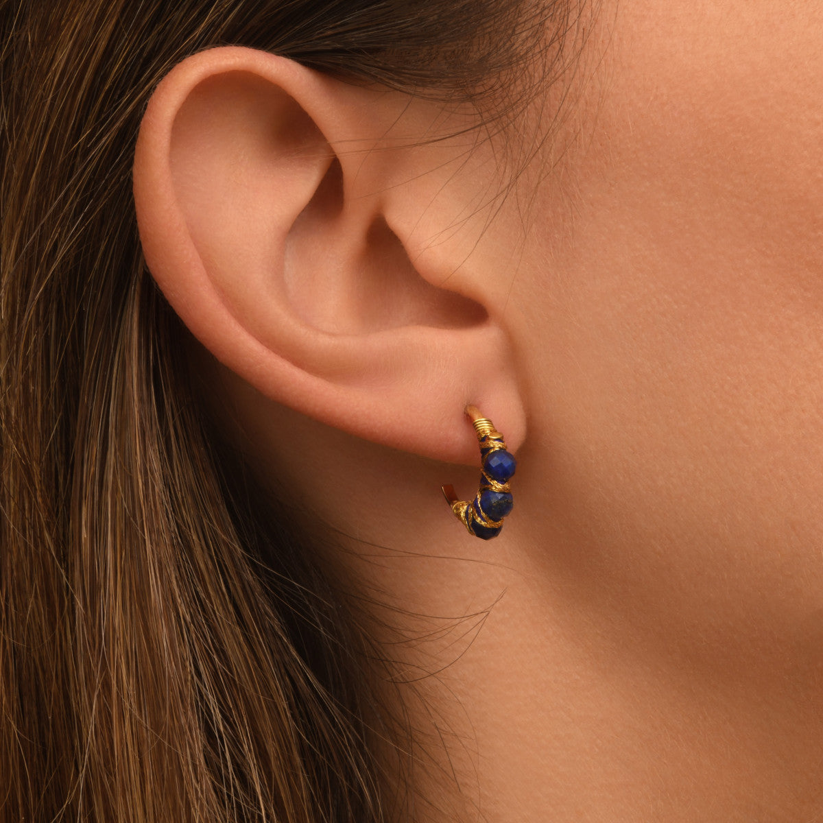 Mini boucles d'oreilles créoles Panarea tissées de lapis lazuli - bleu Lapis