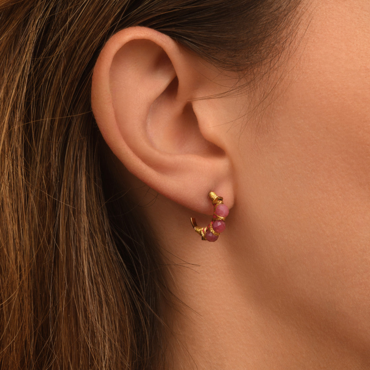 Mini boucles d'oreilles créoles Panarea tissées de tourmaline - rose fuchsia Pink tourmaline