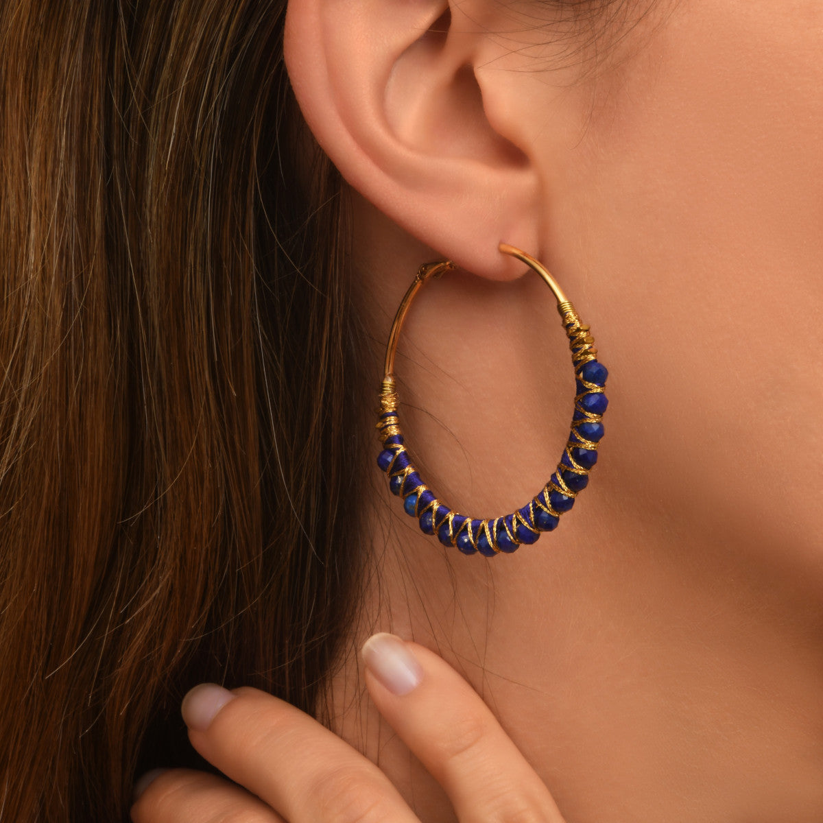 Boucles d'oreilles créoles Panarea tissées de lapis lazuli - bleu Lapis