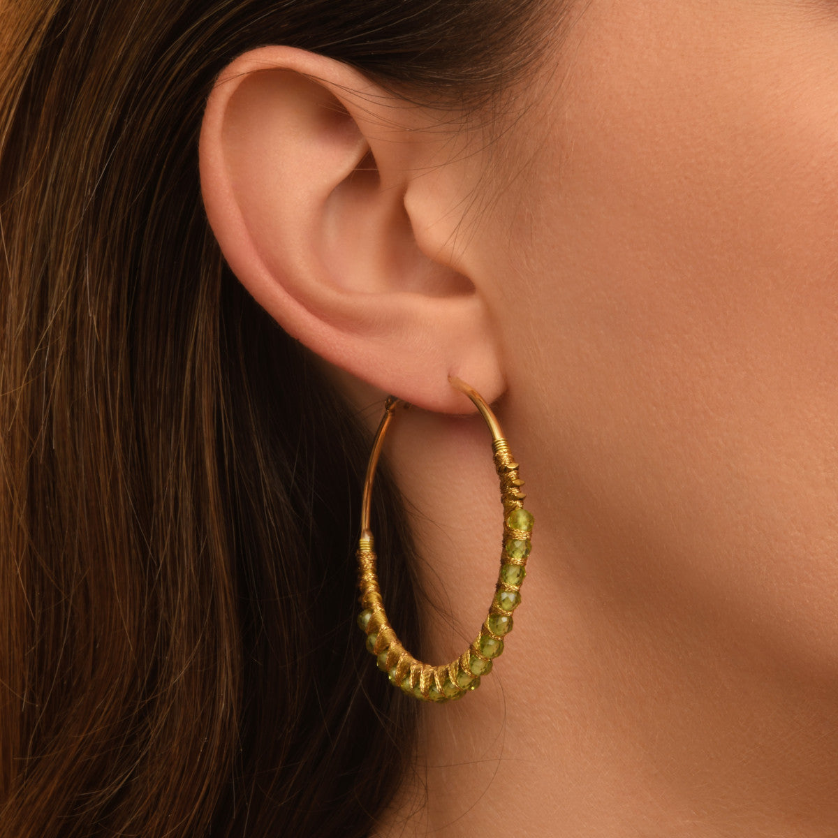 Boucles d'oreilles créoles Panarea tissées de péridot - vert pâle Peridot