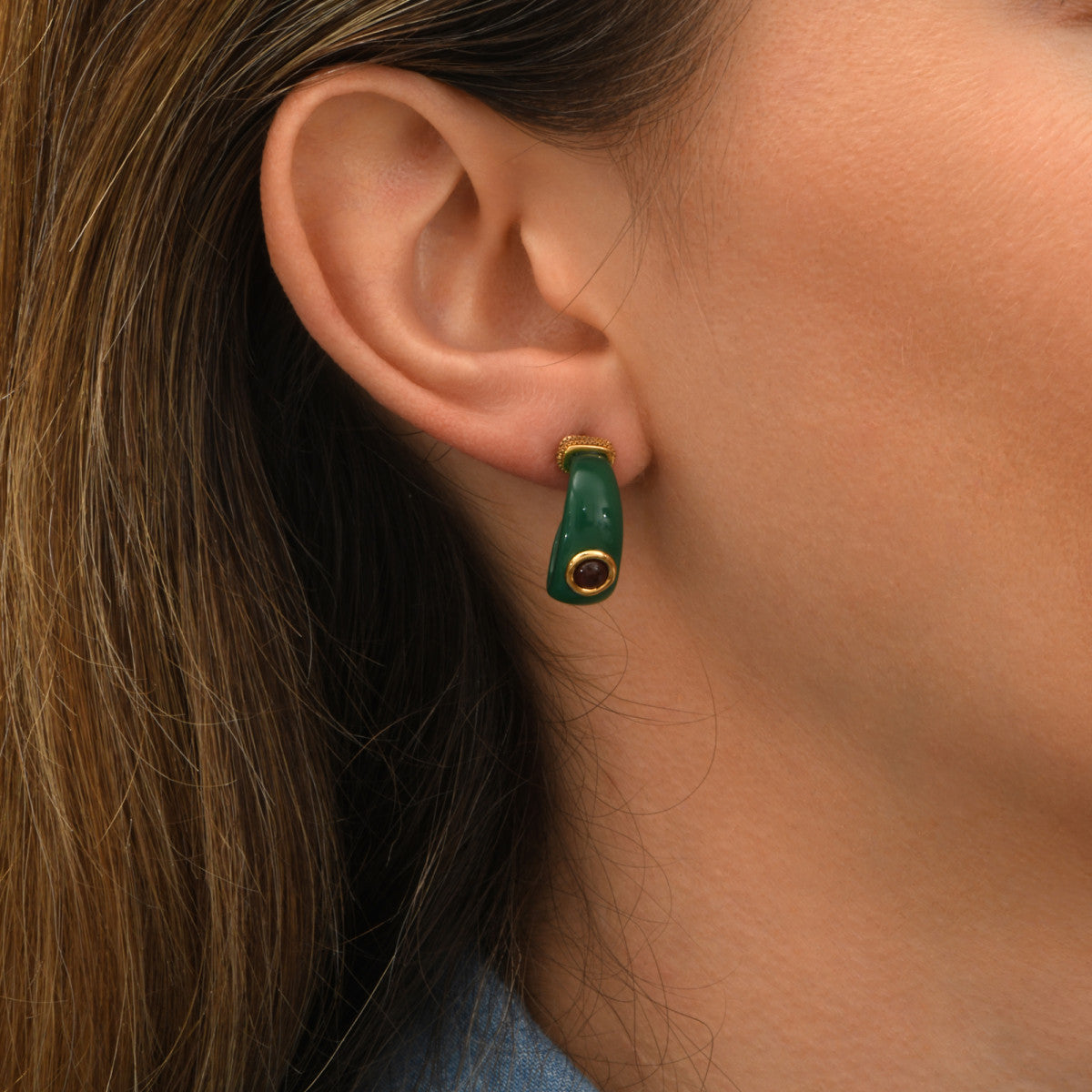 Mini boucles d'oreilles créoles tiges percées Masseria en résine et grenat - vert Emeraude