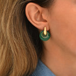 Petites boucles d'oreilles rondes à tiges percées Masseria en résine - vert Emeraude