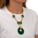 Collier sautoir chaîne réglable Masseria en métal doré et résine - vert Emeraude
