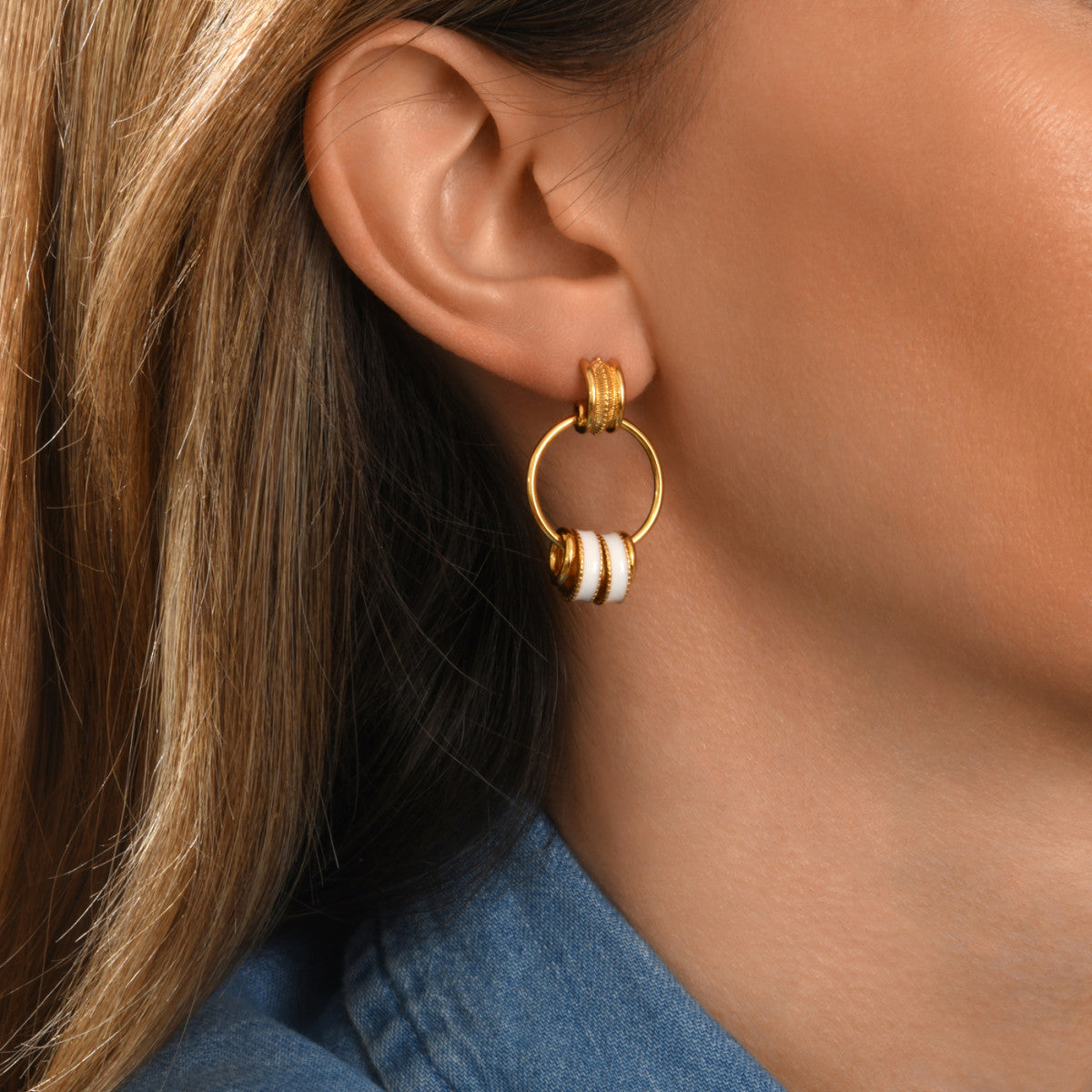 Boucles d'oreilles à tiges percées Alicudi anneaux en métal doré et émail - blanc Blanc