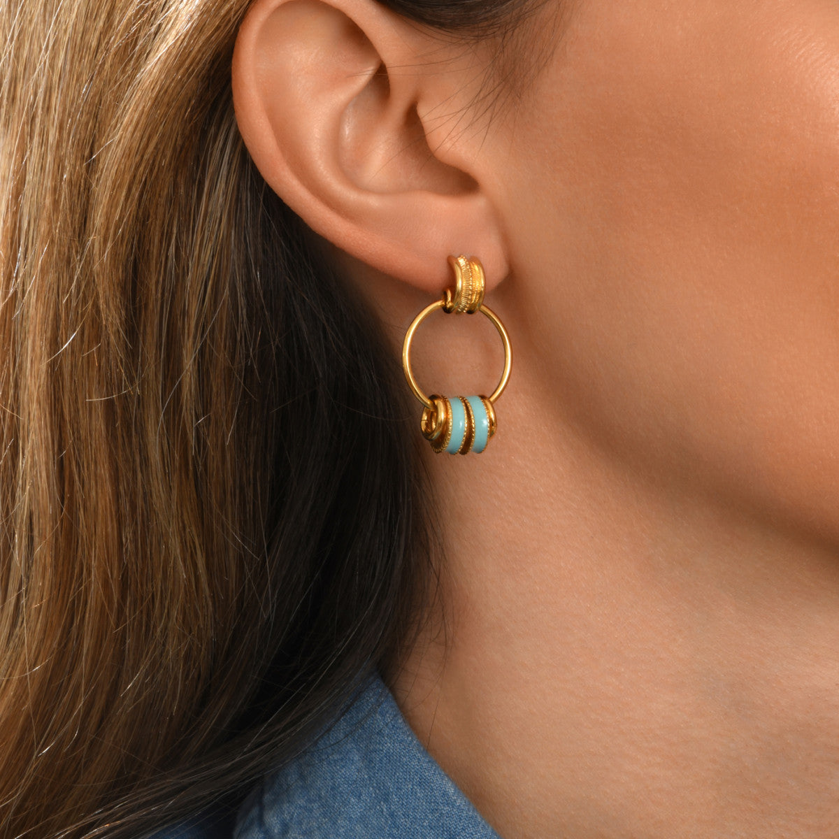 Boucles d'oreilles à tiges percées Alicudi anneaux en métal doré et émail - turquoise Turquoise