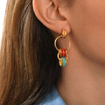 Boucles d'oreilles à tiges percées Alicudi en métal doré émail et perles du Japon - bleu Turquoise corail