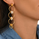 Boucles d'oreilles longues à tiges percées Alicudi anneaux en métal doré émaillé- blanc Blanc