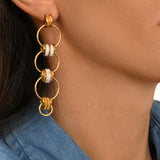 Boucles d'oreilles longues à tiges percées Alicudi anneaux en métal doré émaillé- blanc Blanc