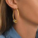 Grandes boucles d'oreilles créoles Alicudi en métal doré et perles du Japon - bleu Turquoise corail