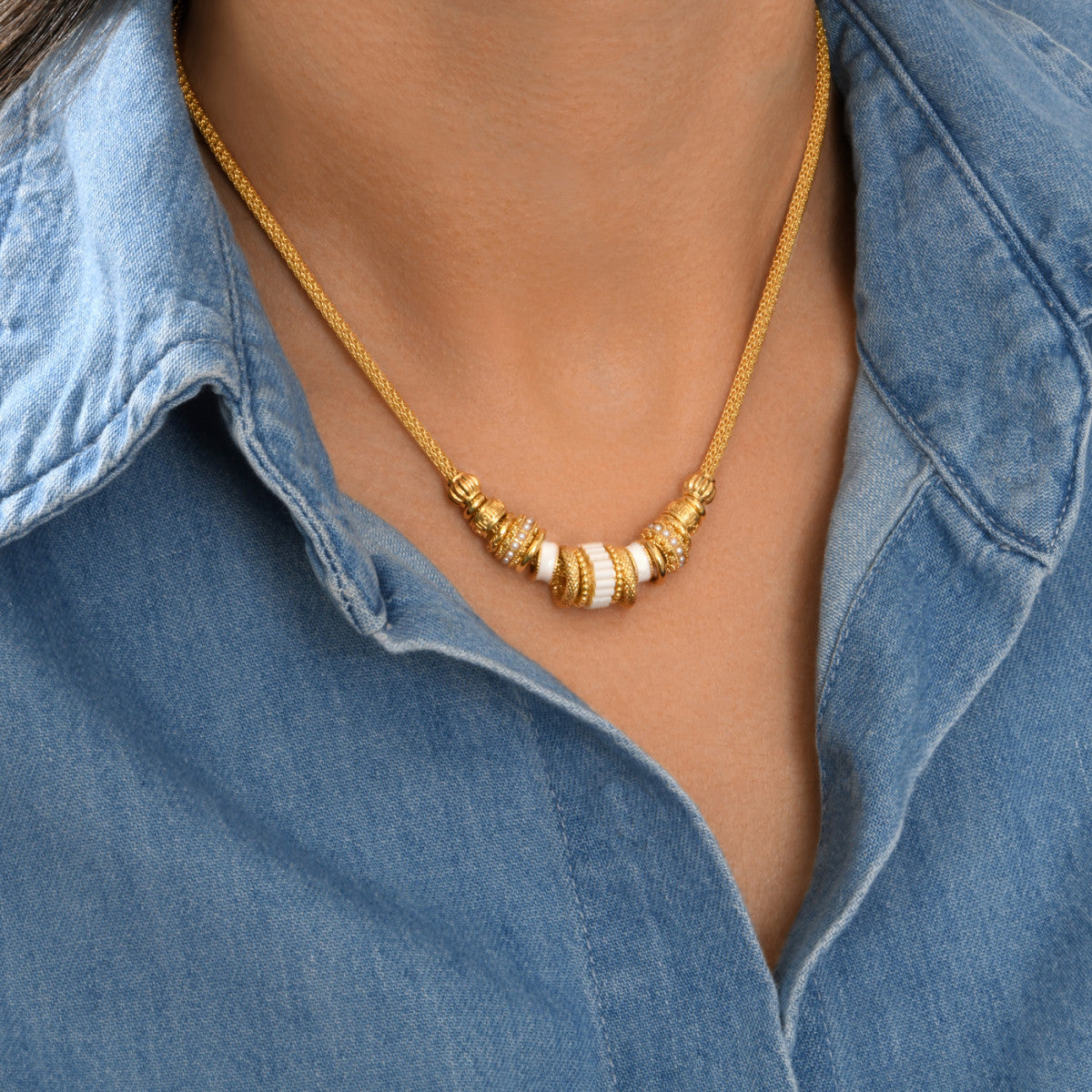 Collier Alicudi en métal doré à l'or fin, perles de verre, perles du Japon et émail - blanc Blanc