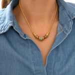 Collier Alicudi en métal doré à l'or fin, perles de verre, perles du Japon et émail - bleu Turquoise corail