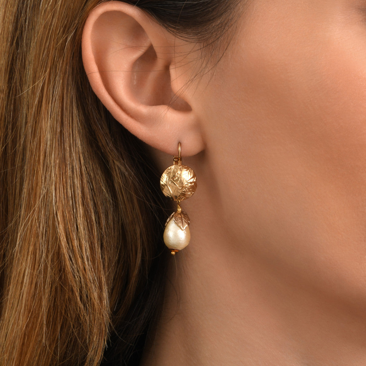 Boucles d'oreilles dormeuses Lucy perles de coton et métal doré - blanc Blanc