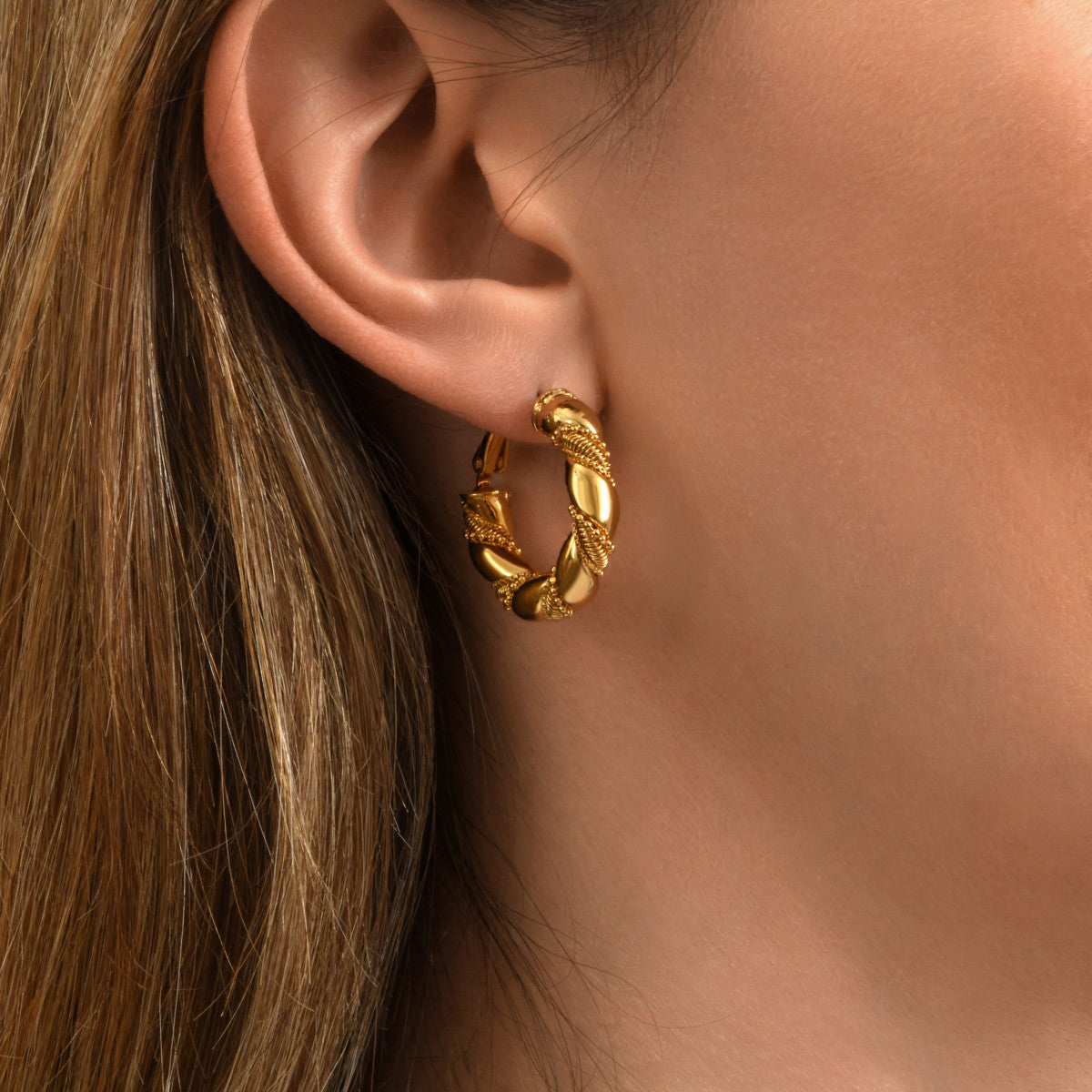 Petites boucles d'oreilles créoles Tess en métal doré à l'or fin perlé Dore