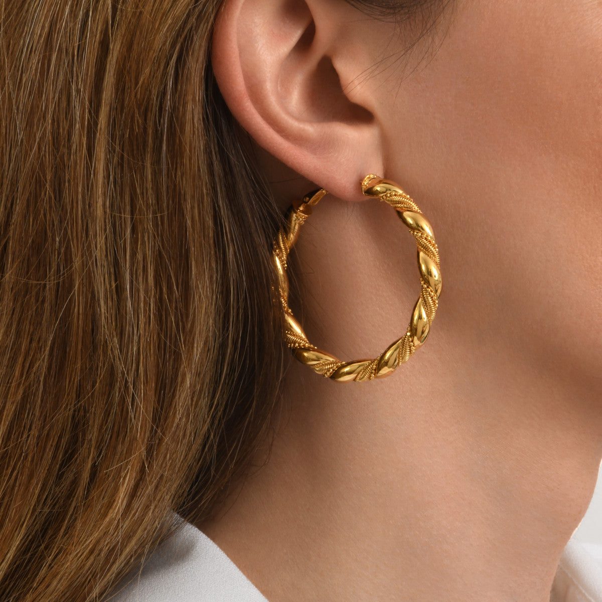 Grandes boucles d'oreilles créoles Tess en métal doré à l'or fin perlé Dore