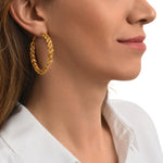 Grandes boucles d'oreilles créoles Tess en maille de métal doré à l'or fin Dore
