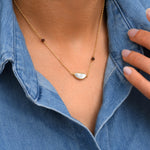 Collier pendentif Lhassa en métal doré nacre et grenat - rouge Nacre vert