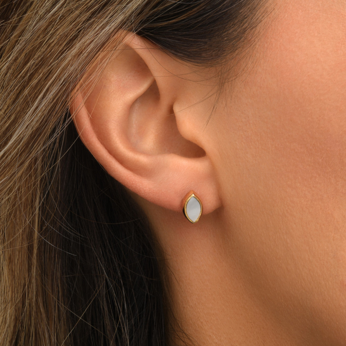 Petites boucles d'oreilles percées Lhassa métal doré et nacre - blanc Nacre vert