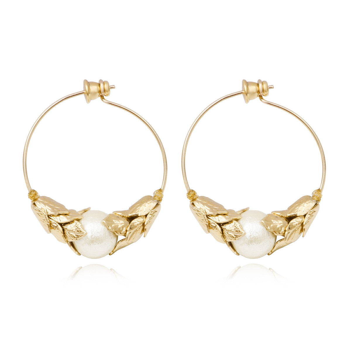 Grandes boucles d'oreilles créoles Lucy en métal doré et perles de coton - blanc Blanc