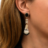 Boucles d'oreilles longues percées Alizia plumes et métal doré - noir Noir blanc
