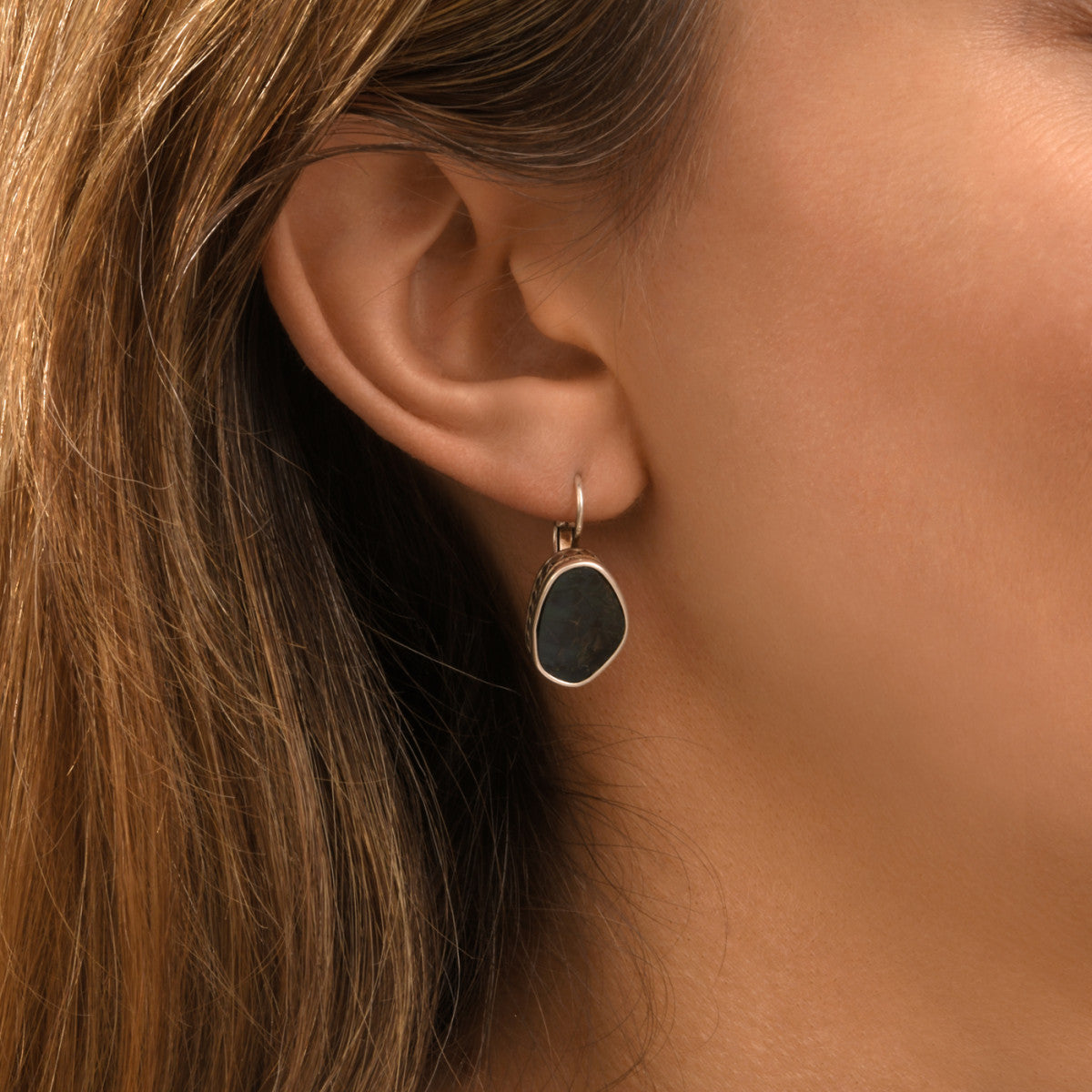 Boucles d'oreilles dormeuses Noto en métal argenté et nacre - noir Argent noir