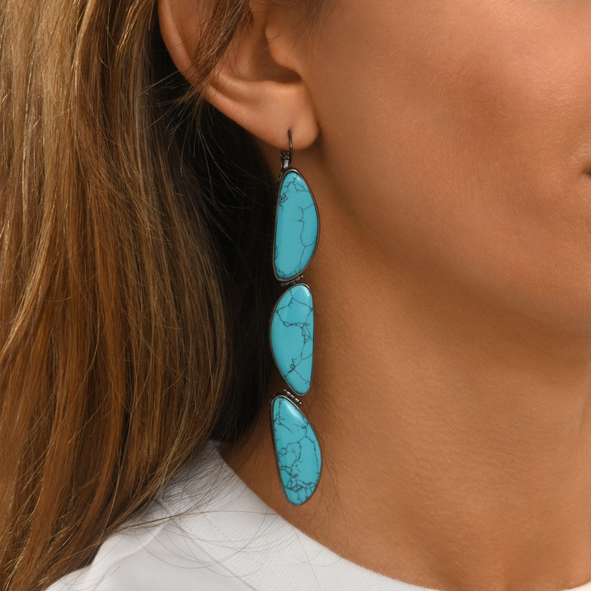 Boucles d'oreilles dormeuses longues Noto en métal ruthénium et turquoise composite - bleu Ruthenium turquoise
