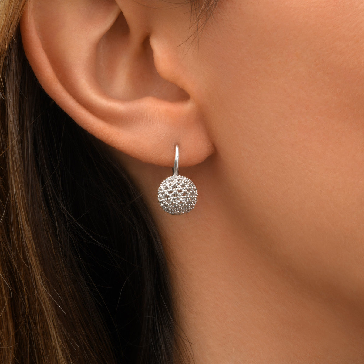 Petites boucles d'oreilles dormeuses Betty en métal argenté ciselé - argenté Argent