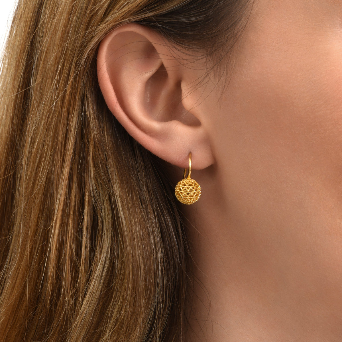 Petites boucles d'oreilles dormeuses Betty en métal doré ciselé - doré Dore