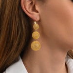 Boucles d'oreilles longues dormeuses Betty en métal doré ciselé - doré Dore