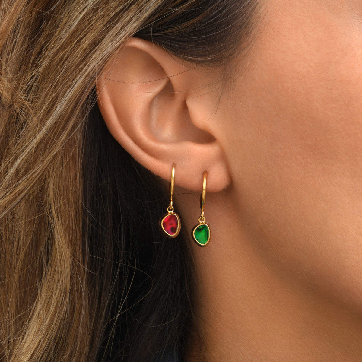 Petites boucles d'oreilles créoles Lhassa en nacre paua - vert rouge Nacre vert