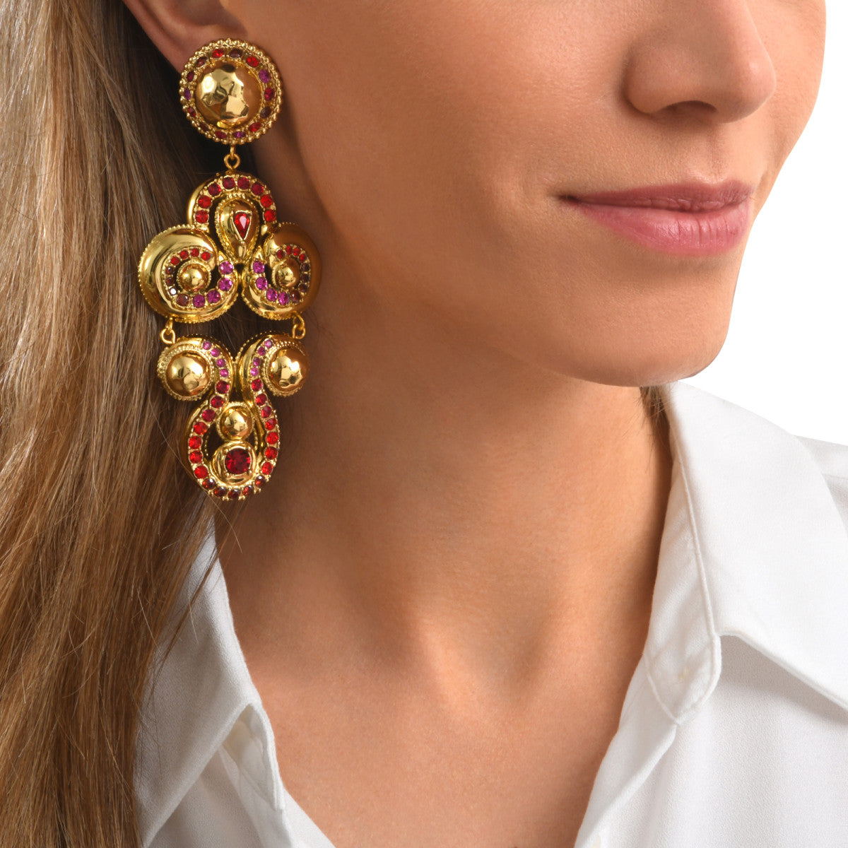 Boucles d'oreilles clips Gloria en résine métallisée dorée et cristaux - rouge Rose rouge