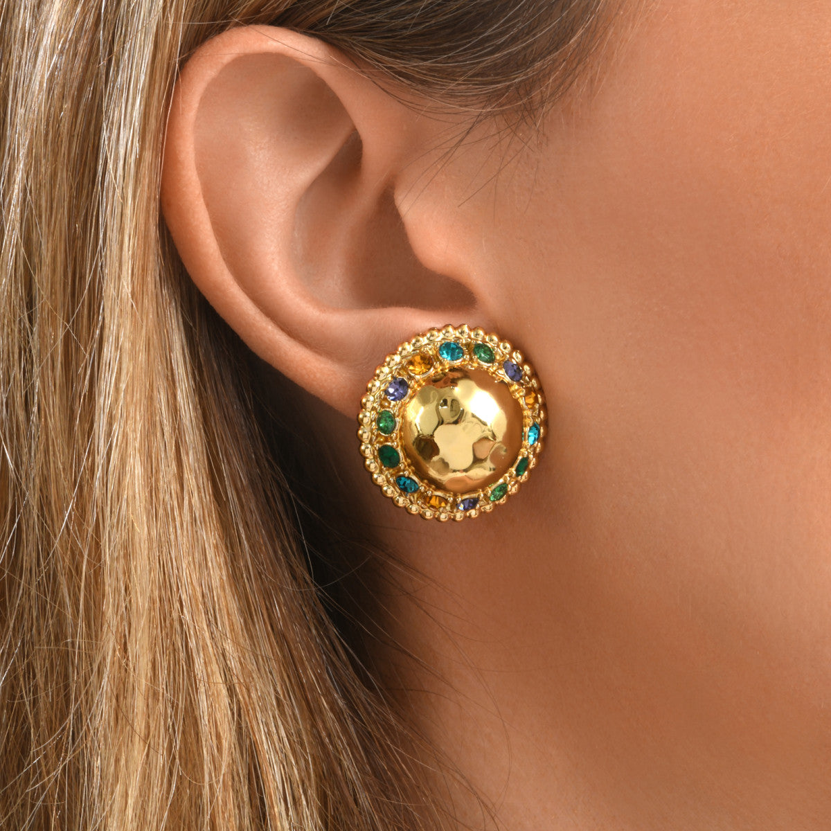 Boucles d'oreilles clips Gloria en résine dorée martelée et cristaux - vert Bleu vert