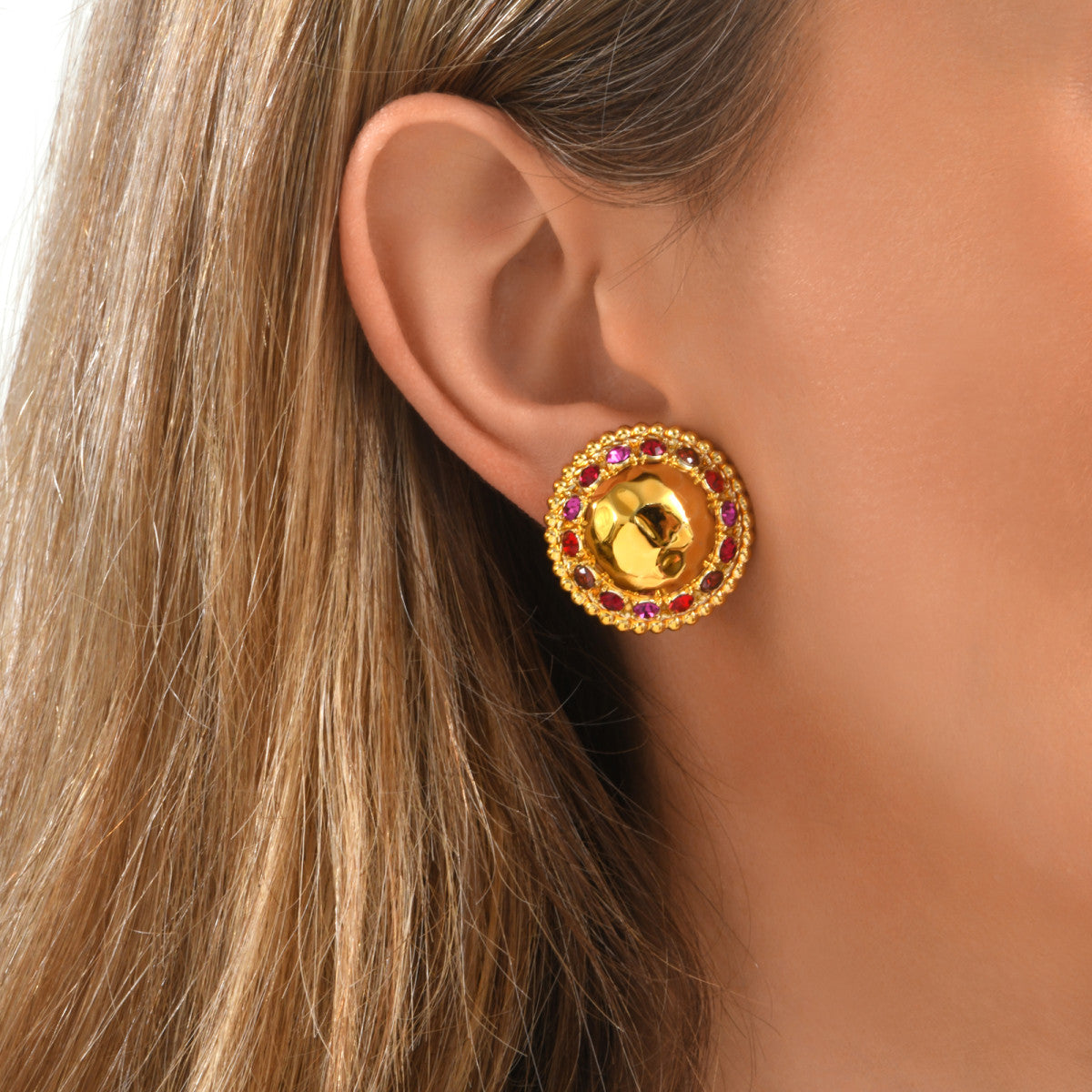 Boucles d'oreilles clips Gloria en résine dorée martelée et cristaux - rouge Rose rouge