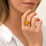 Bague large Noto taille M en métal doré ciselé cabochon rond - orange Turquoise