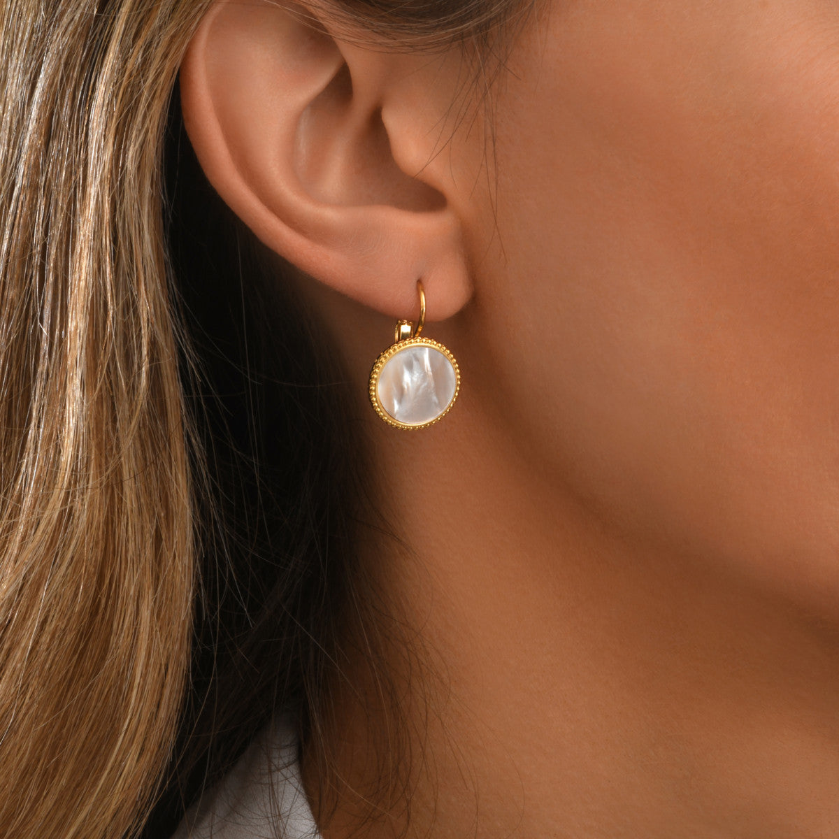 Boucles d'oreilles dormeuses rondes Ashanti en nacre - blanc Nacre