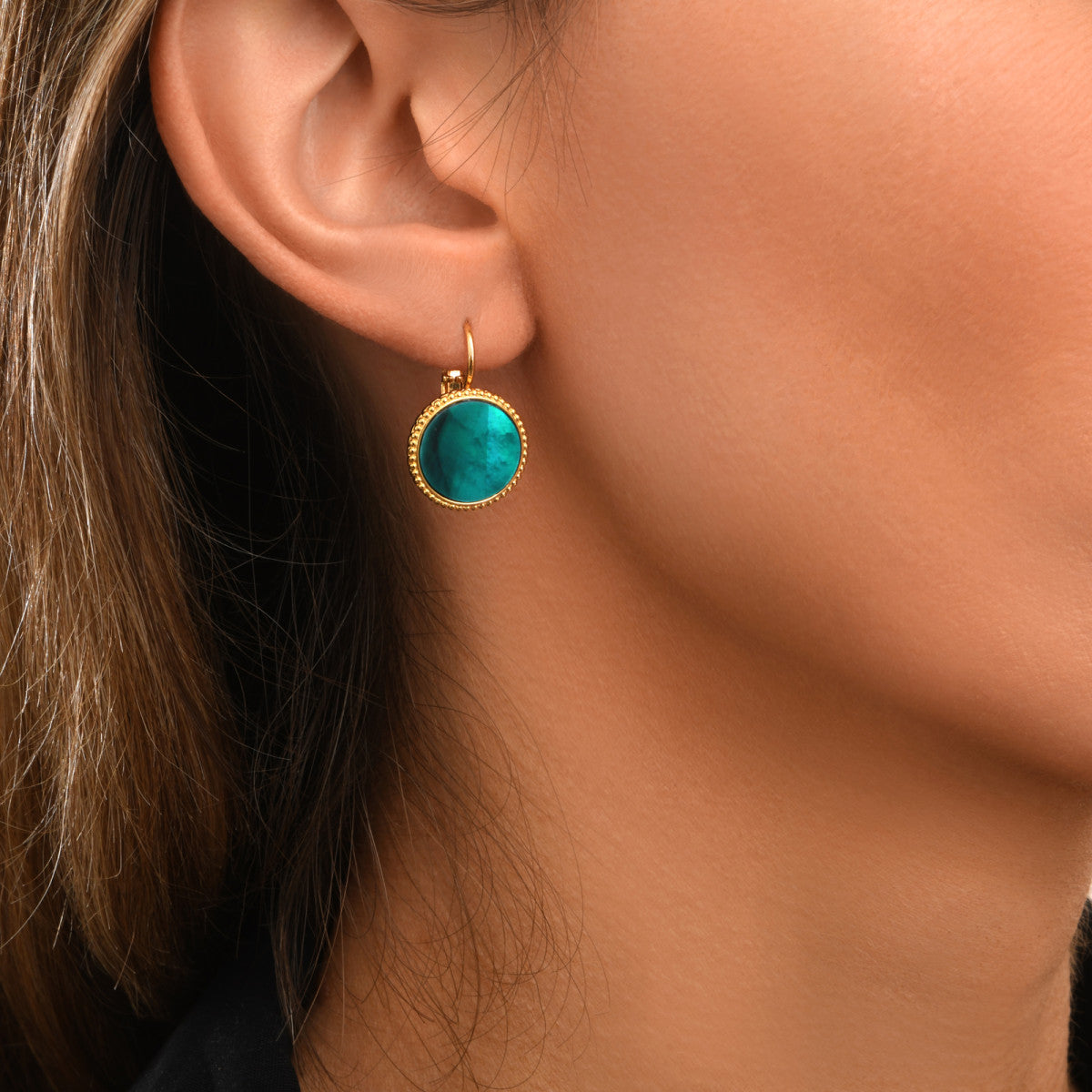 Boucles d'oreilles dormeuses rondes Ashanti en nacre - turquoise vert Turquoise vert