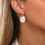 Boucles d'oreilles dormeuses ovales Ashanti en nacre - blanc Nacre