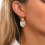Boucles d'oreilles dormeuses Ashanti en nacre ovale et métal - blanc Nacre