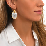 Boucles d'oreilles dormeuses Ashanti en nacre ovale et métal - blanc Nacre