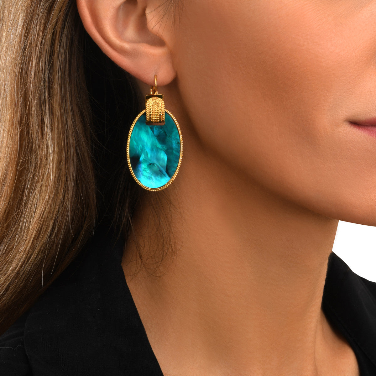 Boucles d'oreilles dormeuses Ashanti en nacre ovale et métal - turquoise vert Turquoise vert